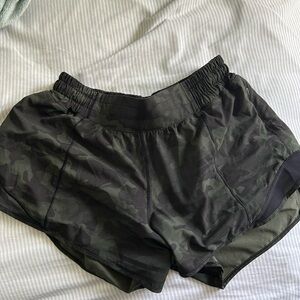 lululemon camo high rise hottie hot shorts size 6, 4”
